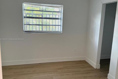 Снять в аренду квартиру в Хайалиа, Флорида 3 спальни, 95.22м2, № 1954703 - фото 3