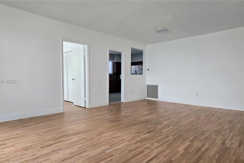 Снять в аренду виллу или дом в Корал-Гейблс, Флорида 7 спален, 317.17м2, № 1924787 - фото 15