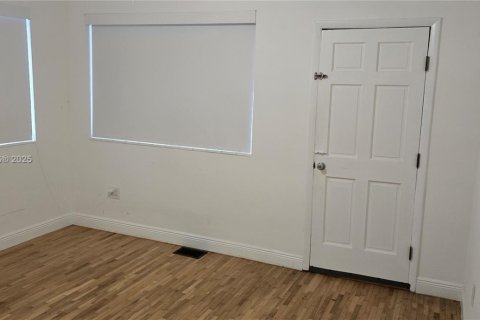 Снять в аренду виллу или дом в Корал-Гейблс, Флорида 7 спален, 317.17м2, № 1924787 - фото 17