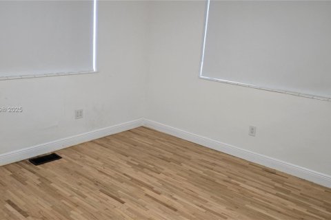 Снять в аренду виллу или дом в Корал-Гейблс, Флорида 7 спален, 317.17м2, № 1924787 - фото 24