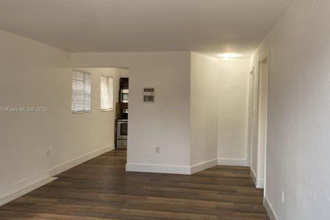 Купить коммерческую недвижимость в Майами, Флорида 141.68м2, № 1959166 - фото 3