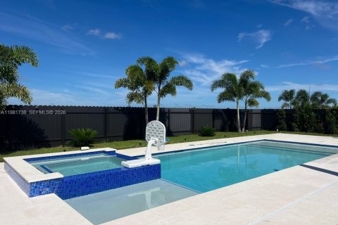 House in Cape Coral, Florida 4 bedrooms № 2043004