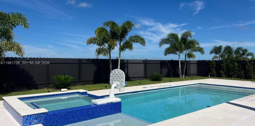 House in Cape Coral, Florida 4 bedrooms № 2043004