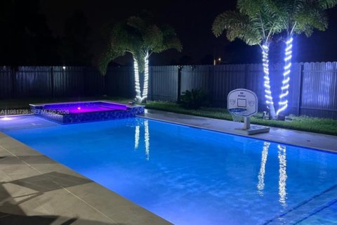 House in Cape Coral, Florida 4 bedrooms № 2043004 - photo 8