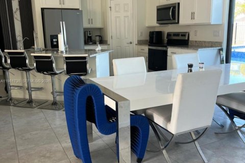 House in Cape Coral, Florida 4 bedrooms № 2043004 - photo 6