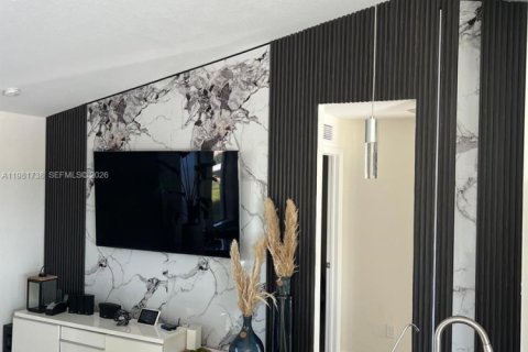 House in Cape Coral, Florida 4 bedrooms № 2043004 - photo 2