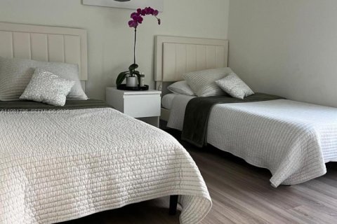 House in Cape Coral, Florida 4 bedrooms № 2043004 - photo 4