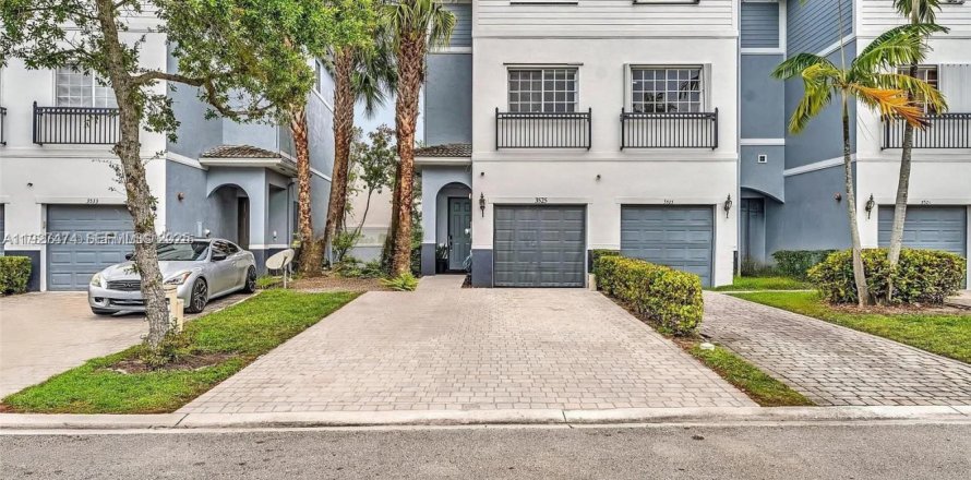 Condo in Lauderhill, Florida, 3 bedrooms № 2076803