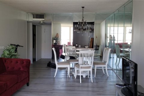 Condo in Hallandale Beach, Florida, 1 bedroom  № 1995541 - photo 2
