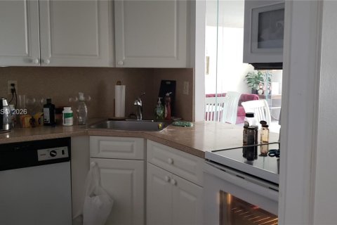 Condo in Hallandale Beach, Florida, 1 bedroom  № 1995541 - photo 5