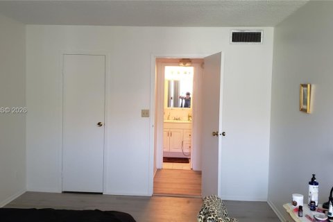 Condo in Hallandale Beach, Florida, 1 bedroom  № 1995541 - photo 10