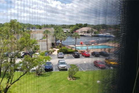 Condo in Hallandale Beach, Florida, 1 bedroom  № 1995541 - photo 11