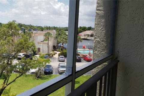 Condo in Hallandale Beach, Florida, 1 bedroom  № 1995541 - photo 15