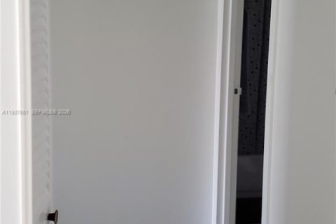 Condo in Hallandale Beach, Florida, 1 bedroom  № 1995541 - photo 12