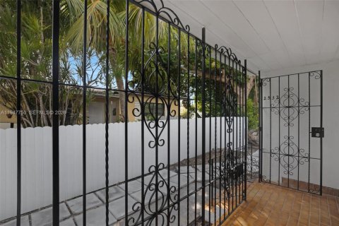 Снять в аренду виллу или дом в Майами, Флорида 2 спальни, 177.44м2, № 2003806 - фото 28