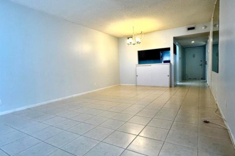 Купить кондоминиум в Ройял-Палм-Бич, Флорида 3 комнаты, 61.32м2, № 2082870 - фото 2