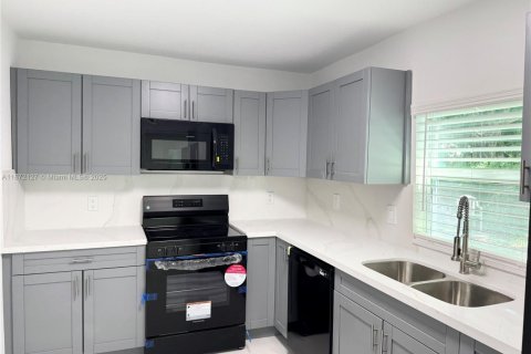 Villa ou maison à louer à Miami, Floride: 2 chambres, 152.55 m2 № 1928666 - photo 1