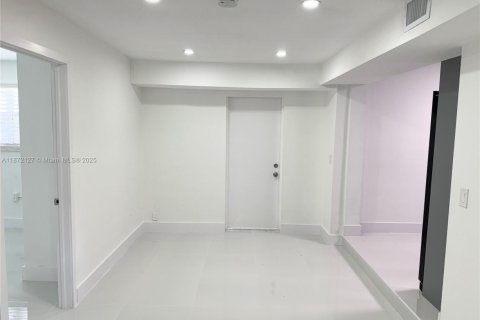 Villa ou maison à louer à Miami, Floride: 2 chambres, 152.55 m2 № 1928666 - photo 5