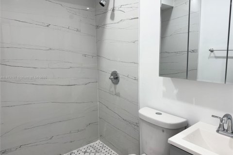 Villa ou maison à louer à Miami, Floride: 2 chambres, 152.55 m2 № 1928666 - photo 3