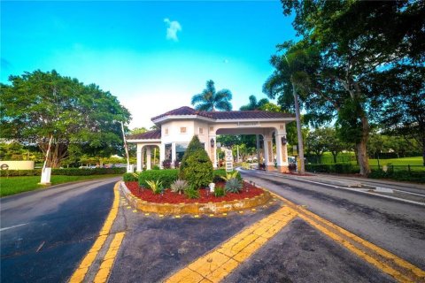 Condo in Pembroke Pines, Florida, 2 bedrooms № 2378761 - photo 9