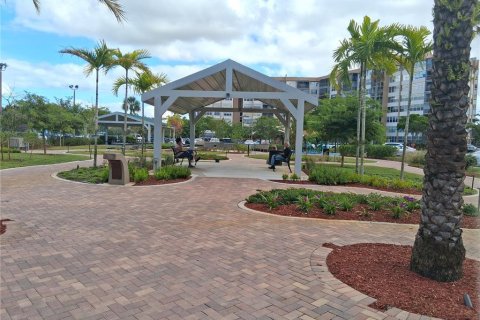 Condo in Pembroke Pines, Florida, 2 bedrooms № 2378761 - photo 11