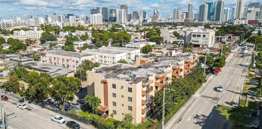 Кондоминиум с 1 спальней в Майами, Флорида № 1963930