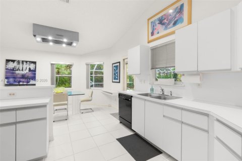 House in Tamarac, Florida 3 bedrooms, 191.38 sq.m. № 2003572 - photo 13