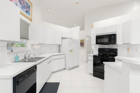 House in Tamarac, Florida 3 bedrooms, 191.38 sq.m. № 2003572 - photo 4