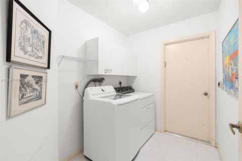 House in Tamarac, Florida 3 bedrooms, 191.38 sq.m. № 2003572 - photo 28