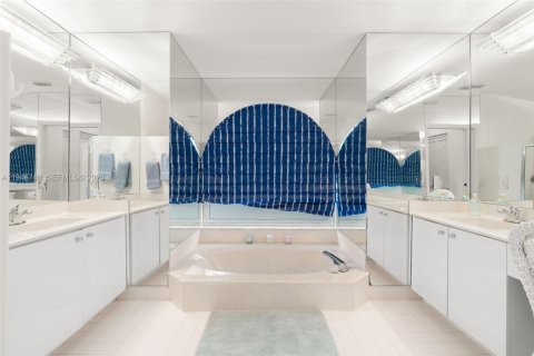 House in Tamarac, Florida 3 bedrooms, 191.38 sq.m. № 2003572 - photo 23