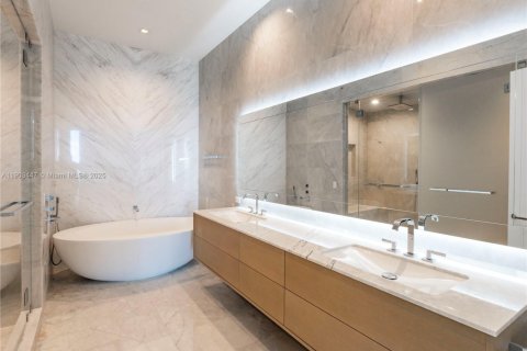 Condo in Sunny Isles Beach, Florida, 4 bedrooms № 2088816 - photo 11