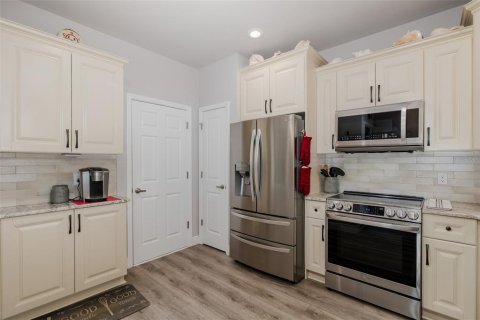 Townhouse in New Port Richey, Florida 2 bedrooms, 140.38 sq.m. № 1876254 - photo 6