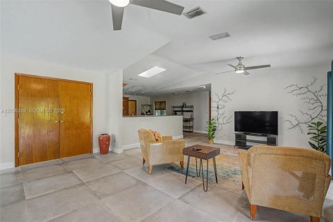 Casa en venta en Miami, Florida, 3 dormitorios, 154.78 m2 № 2272457 - foto 2