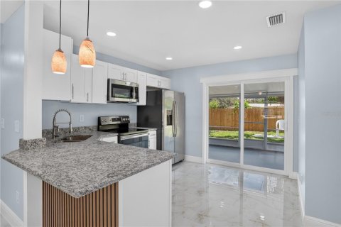 House in Tampa, Florida 4 bedrooms, 117.8 sq.m. № 2157062 - photo 6