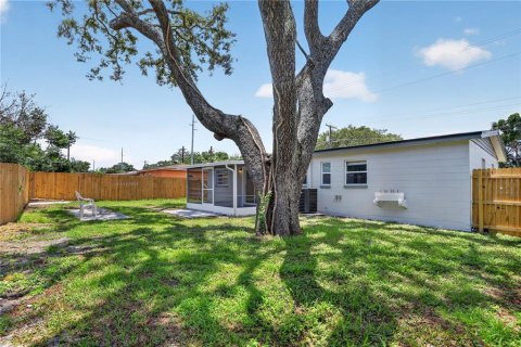 House in Tampa, Florida 4 bedrooms, 117.8 sq.m. № 2157062 - photo 25
