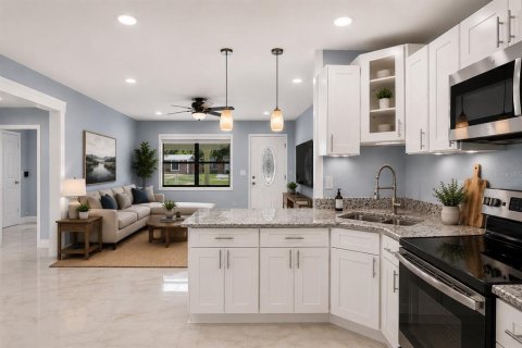 House in Tampa, Florida 4 bedrooms, 117.8 sq.m. № 2157062 - photo 5