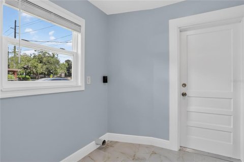 House in Tampa, Florida 4 bedrooms, 117.8 sq.m. № 2157062 - photo 11
