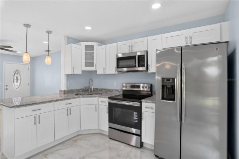 House in Tampa, Florida 4 bedrooms, 117.8 sq.m. № 2157062 - photo 7