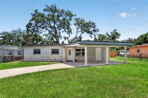 House in Tampa, Florida 4 bedrooms, 117.8 sq.m. № 2157062