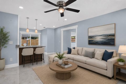 House in Tampa, Florida 4 bedrooms, 117.8 sq.m. № 2157062 - photo 4