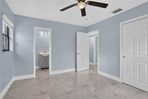House in Tampa, Florida 4 bedrooms, 117.8 sq.m. № 2157062 - photo 14