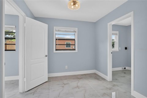 House in Tampa, Florida 4 bedrooms, 117.8 sq.m. № 2157062 - photo 8