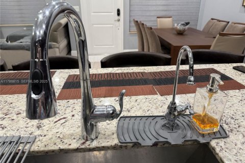 Townhouse in Pembroke Pines, Florida 3 bedrooms, 179.49 sq.m. № 1988438 - photo 16