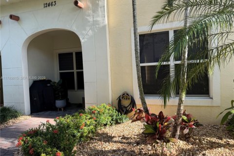 Townhouse in Pembroke Pines, Florida 3 bedrooms, 179.49 sq.m. № 1988438 - photo 3