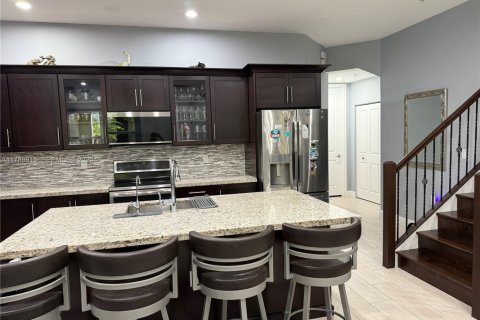 Townhouse in Pembroke Pines, Florida 3 bedrooms, 179.49 sq.m. № 1988438 - photo 17