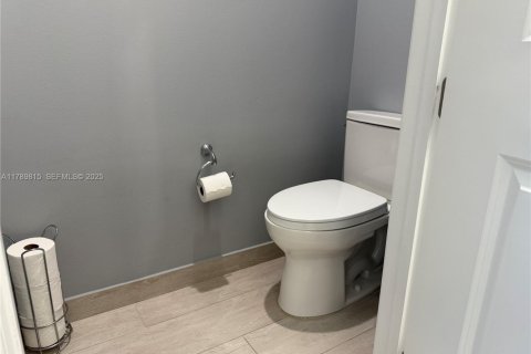 Townhouse in Pembroke Pines, Florida 3 bedrooms, 179.49 sq.m. № 1988438 - photo 30