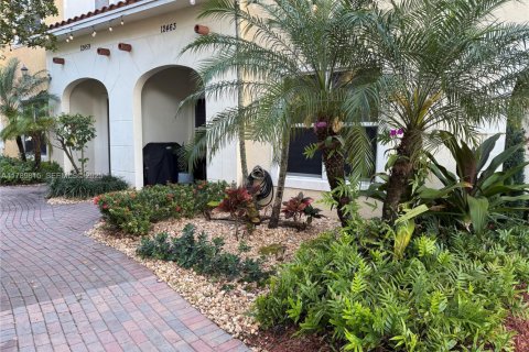 Townhouse in Pembroke Pines, Florida 3 bedrooms, 179.49 sq.m. № 1988438 - photo 1