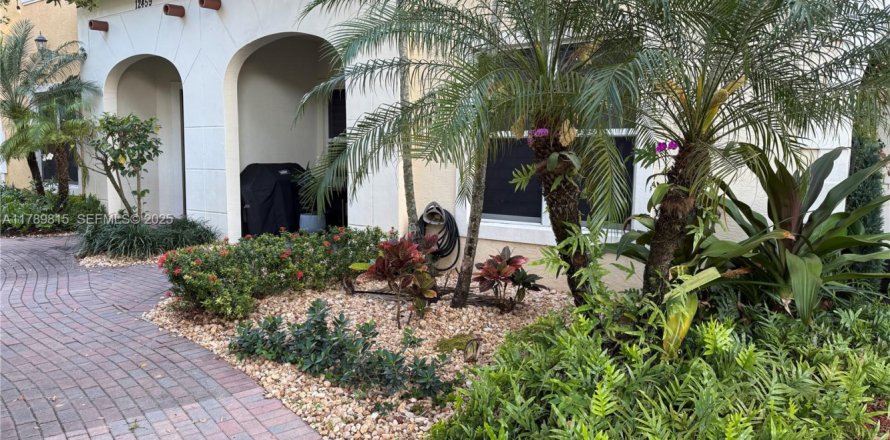 Townhouse in Pembroke Pines, Florida 3 bedrooms, 179.49 sq.m. № 1988438