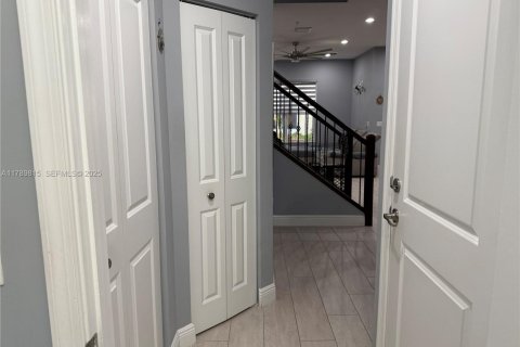 Townhouse in Pembroke Pines, Florida 3 bedrooms, 179.49 sq.m. № 1988438 - photo 18