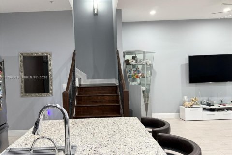 Townhouse in Pembroke Pines, Florida 3 bedrooms, 179.49 sq.m. № 1988438 - photo 20